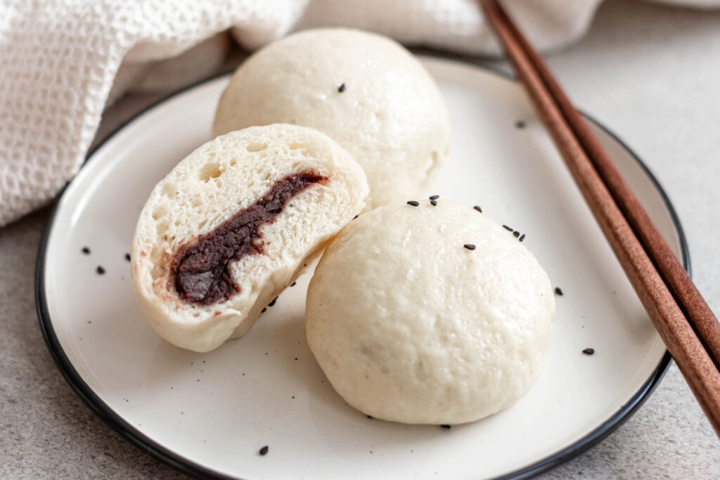 baozi (pão cozido no vapor com recheio)